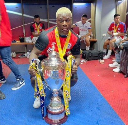 La historia detrás de 'La Taflo', el 'talismán' y comediante que volvió a celebrar otro título con el Olimpia