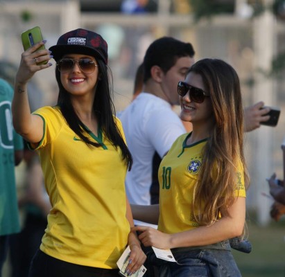 Bellas 'garotas' engalanan el Mineirao para juego Honduras-Corea