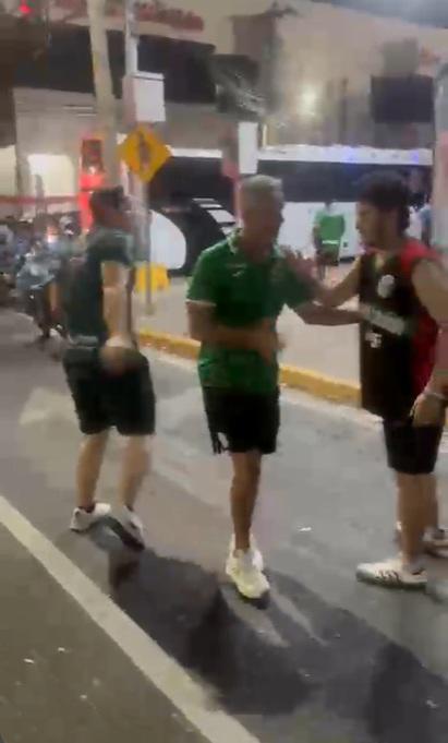 Euforia: Lavallén celebrando en las calles y presidente de Marathón con la barra
