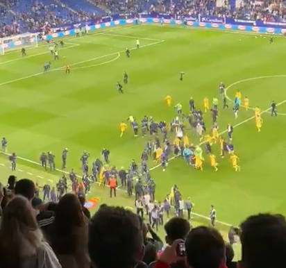 ¡Polémica! Ultras del Espanyol invaden el campo y corren a los jugadores del Barcelona tras quedar campeones de LaLiga