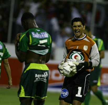 Con un exReal Madrid y una sorpresota: El once histórico de Marathón para Mario Berríos