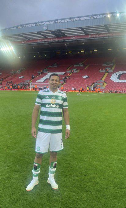 ¡Gigante Emilio Izaguirre! Así fue el partido de las leyendas del Celtic y del Liverpool en Anfield; fotos, homenaje y visita especial