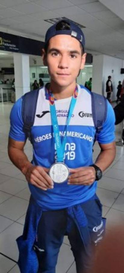 FOTOS: Familiares, novias y hasta un perro, así recibieron a la Sub-23 de Honduras