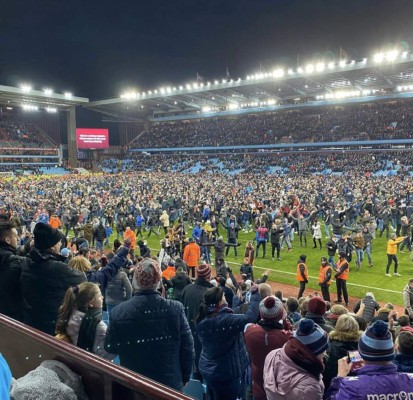 Locura e invasión de los aficionados del Aston Villa tras clasificar a una final 10 años después