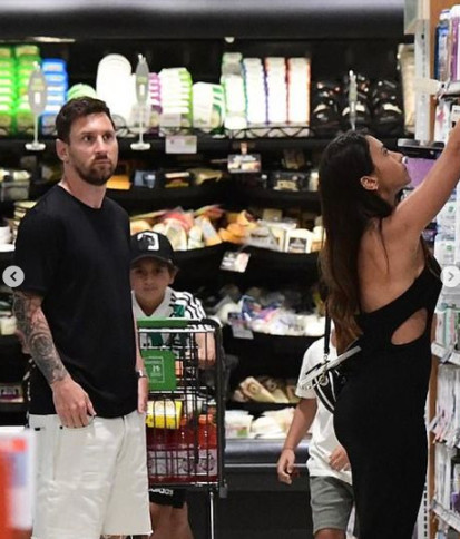 Messi haciendo compras en un supermercado de Miami: así fue captado con Antonela como cualquier simple mortal