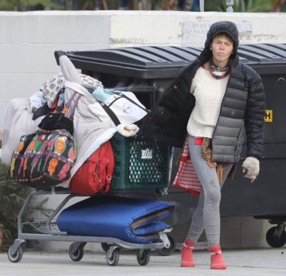 De Hollywood a la calle: el drama de una famosa modelo que ahora come basura y luce irreconocible