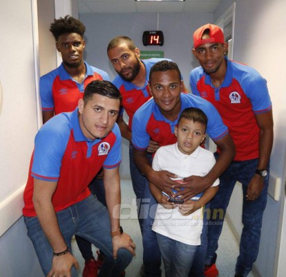 Detalles y abrazos: Olimpia transforma un día gris a colores en su visita a Hospital Infantil María