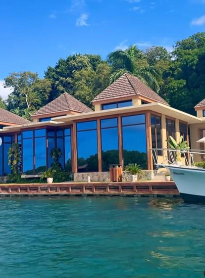 Jugador extranjero de la Liga Nacional se fue de vacaciones a Roatán y su novia deslumbró en la playa