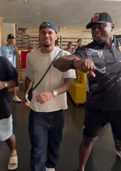 Luis Díaz recibe una ola de críticas: lo que estaba haciendo mientras el Liverpool despedía a Diogo Jota