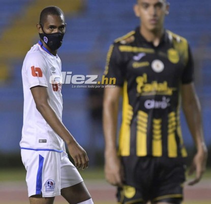 Fotos: ¿Por qué Jerry Bengtson jugó con mascarilla? Bronca Arboleda-Pírez y el cuidado con los balones