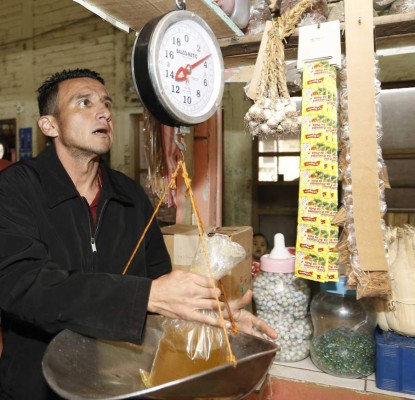 Así es la vida de 'Maco' Mejía alejado de los lujos y en medio de un mercado en Honduras