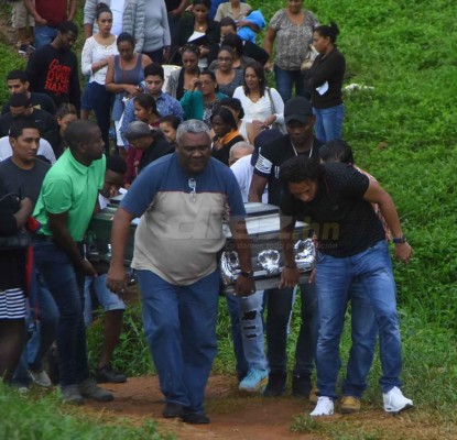 Las desgarradoras imágenes del sepelio de la madre de Kevin Hernández