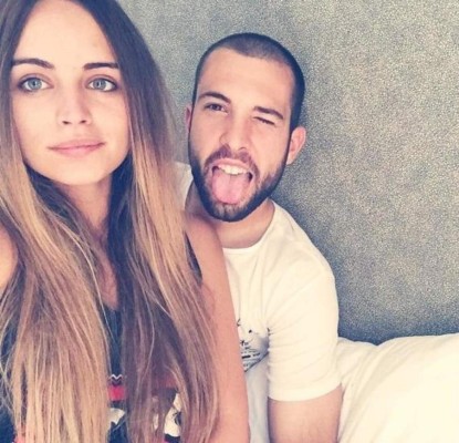 Los grandes futbolistas que están esperando con su bellas mujeres un hijo