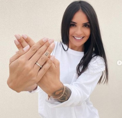 Las 10 cláusulas del contrato matrimonial que puso una sexy influencer a futbolista español