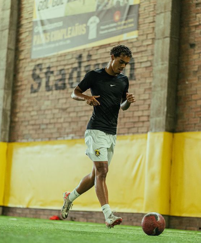 Hijo de Ronaldinho se marchó del Barcelona y tiene nuevo club en Inglaterra: firmó por dos años