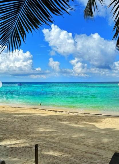 Jugador extranjero de la Liga Nacional se fue de vacaciones a Roatán y su novia deslumbró en la playa