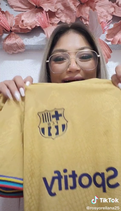¡Qué belleza! Así es la aficionada hondureña que logró llevarse la camiseta de Ansu Fati, delantero del Barcelona
