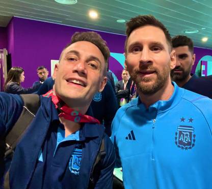 Momo junto a Leo Messi durante la Copa del Mundo de Qatar 2022.