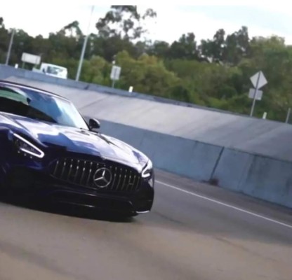 La vida de rica que lleva ahora la piloto que se convirtió en modelo para adultos: Autos y cirugías