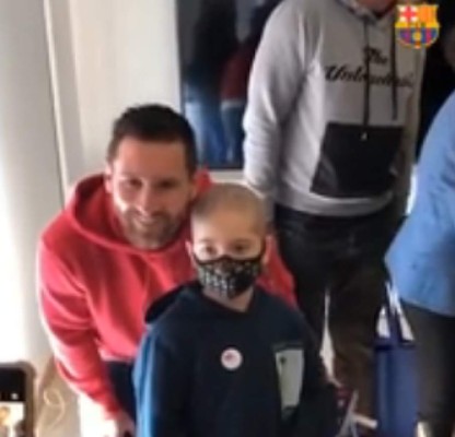El gran gesto de Lionel Messi con varios niños, la selfie y la burla de Vidal en Barcelona