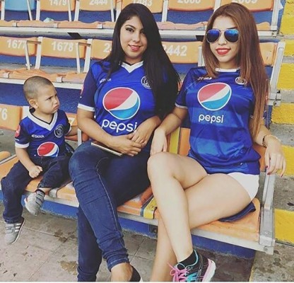 FOTOS: La aficionada más sexy del Motagua que enamora en el Nacional