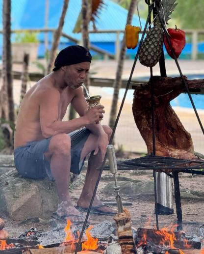 La nueva vida de Ronaldinho y su técnica para generar dinero tras retirarse: Ya empezó la celebración por mi cumpleaños