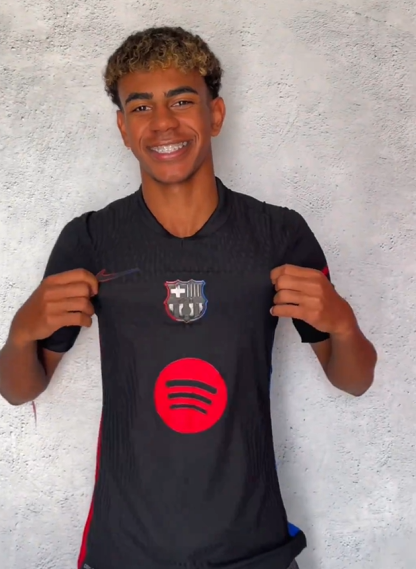 Barcelona presentó su segundo uniforme de la temporada y es una belleza: vuelve el color negro