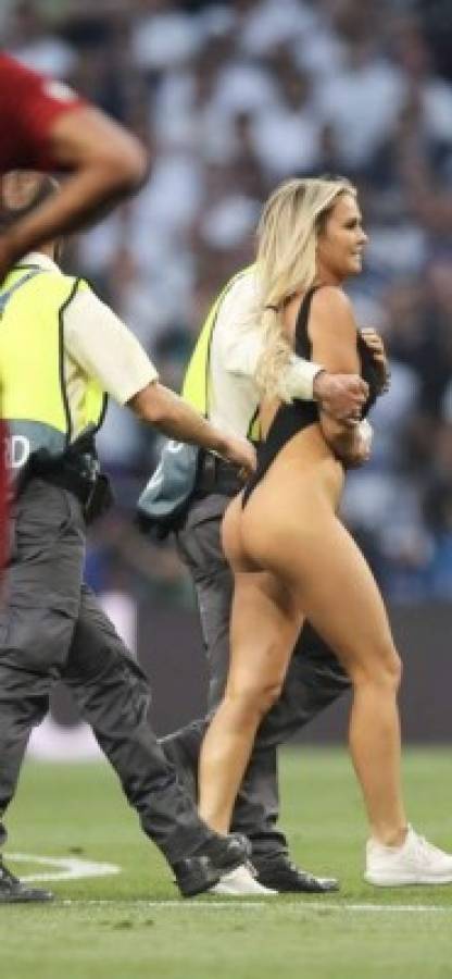 FOTOS: La infartante rubia que se metió a la cancha en la final de la Champions League