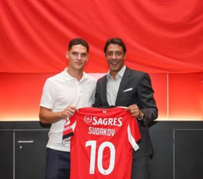 Rusia bombardeó la casa del nuevo '10' del Benfica: su novia embarazada y su pequeña hija estaban adentro