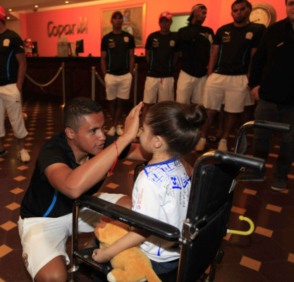 Dania, la niña que emocionó a los merengues.