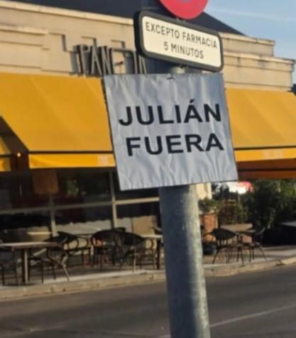 Fuera: los carteles que aparecieron en la sede del Atlético contra Julián