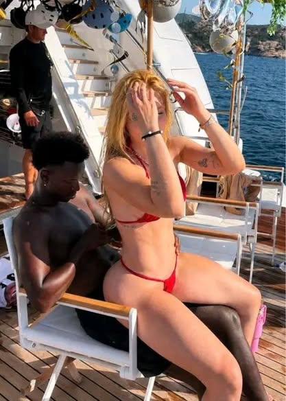 Vinicius pasa por el quirófano y sorprende a todos con su nuevo rostro tras el Mundial