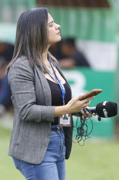 Bellas mujeres y el ambiente en el estadio Yankel Rosenthal por el duelo entre Marathón y Lobos UPNFM