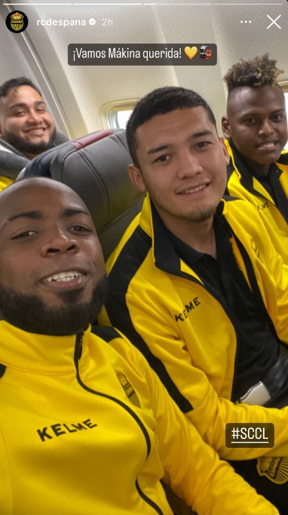 Gerson Chávez, Júnior García y Maikel García en el avión que partió de San Pedro Sula. FOTO: Real España