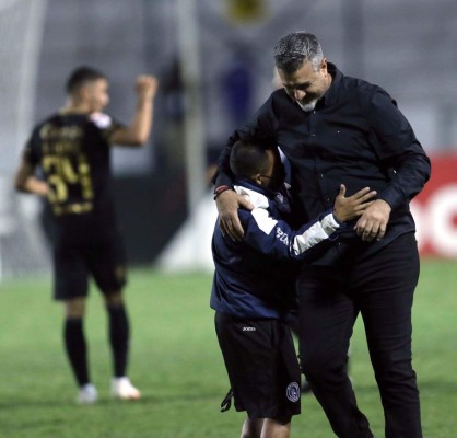 No se vio por TV: Con camiseta de Olimpia apoyando a Motagua, el beso y el 'invitado' en el palco