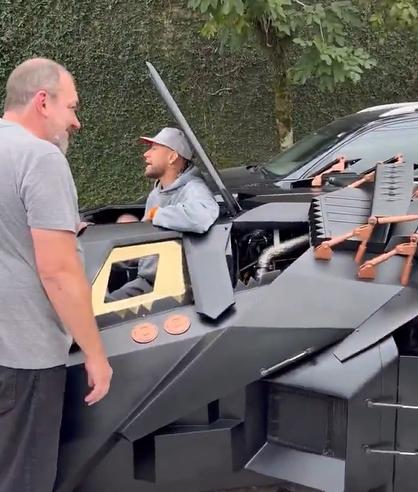 Neymar compró el Batimóvil, pero no puede usarlo: tres años en construirse y la millonada que pagó por su nuevo capricho