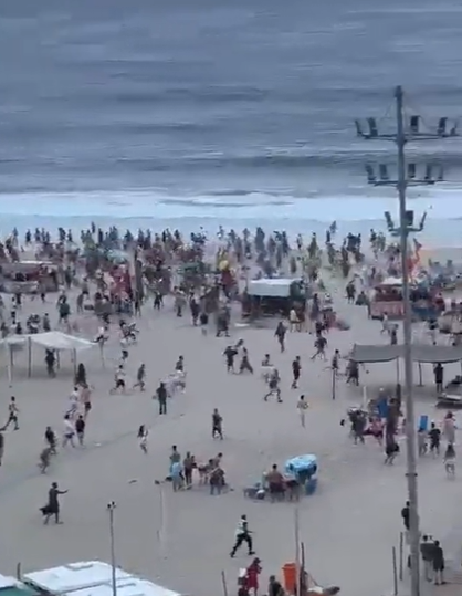 Afición de Boca invadía Copacabana previo a la final de Copa Libertadores... ¡y fueron emboscados por hinchas del Fluminense!