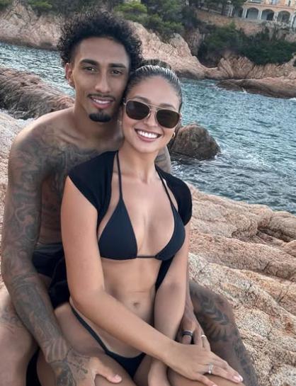 La esposa de Raphinha y los duros ataques tras la remontada del Barça: “Mono; tu hijo es de Koundé”