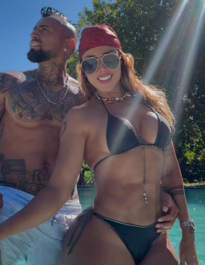 La exuberante novia de Arturo Vidal se convirtió en abuela y enciende las redes: “Donde sea, pero siempre contigo”