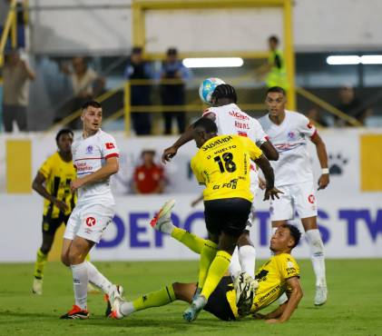 Real España y Olimpia igualan en el Morazán en un gris partido sin goles que tuvo tintes de polémica