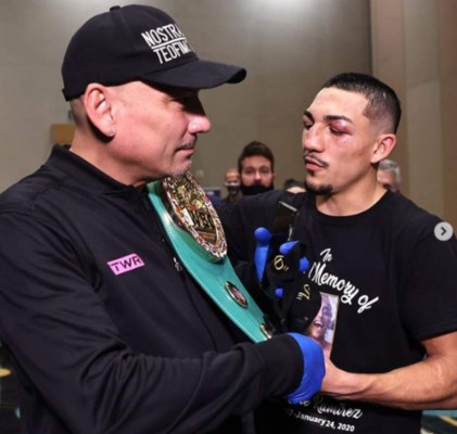 Las otras fotos del histórico triunfo de Teófimo López: se arropa con la bandera de Honduras y las lágrimas de Lomachenko