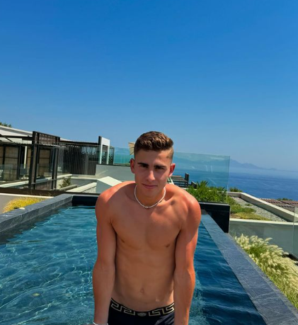 Futbolista del Barcelona presentó a su novia y es vacilado por sus compañeros: “Estás a tiempo de borrar”