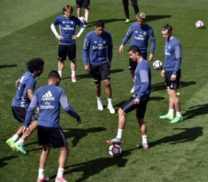 Real Madrid's Portuguese forward Cristiano Ronaldo (2ndR) controls a ball past his teammates during a training session at Valdebebas training ground in Madrid on April 22, 2017, on the eve of the Spanish League Clasico football match Real Madrid CF vs FC Barcelona. / AFP PHOTO / GERARD JULIEN