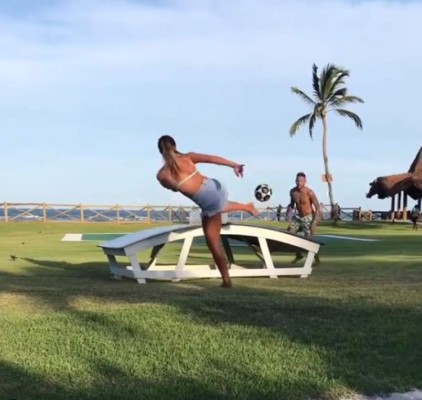 Así es la infartante brasileña que retó a Neymar y le ganó en tenis-fútbol