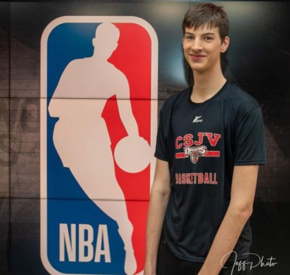 Exmadridista entra en los Libros Guinness por ser el adolescente más alto del mundo: ¡15 años y mide 2,26!