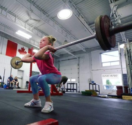 Así es la niña de siete años que se convirtió en la más fuerte del mundo al levantar 80 kg