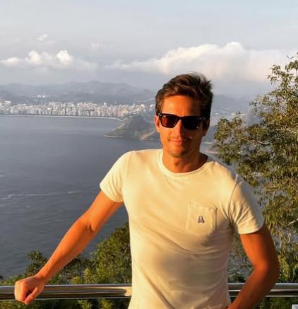 Sigue la polémica: el árbitro que expulsó a Bellingham tiene un mural de Messi con el Barcelona en el jardín de su mansión