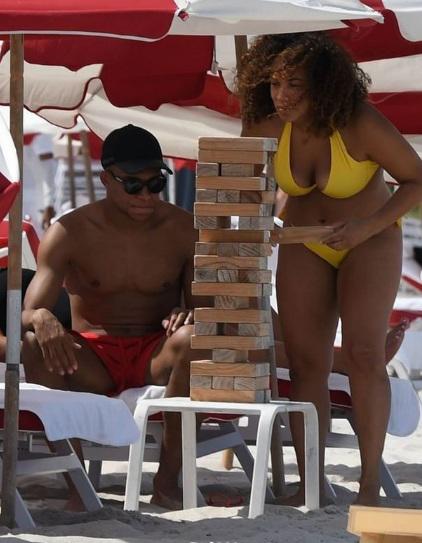 ¿Quién es la despampanante chica que anda con Mbappé durante sus vacaciones en Miami mientras define su futuro?