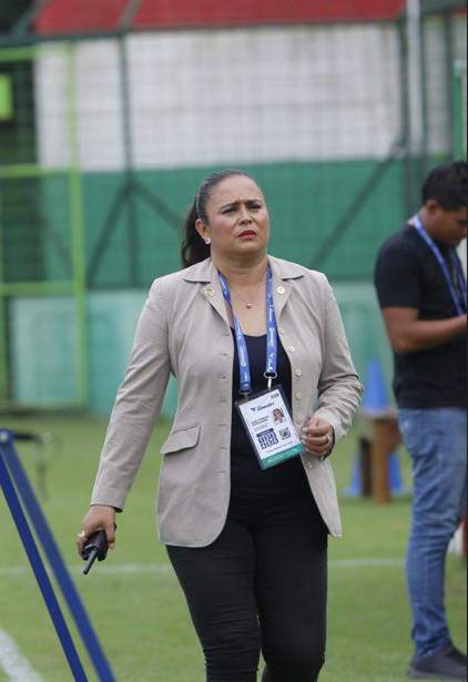 Bellas mujeres y el ambiente en el estadio Yankel Rosenthal por el duelo entre Marathón y Lobos UPNFM