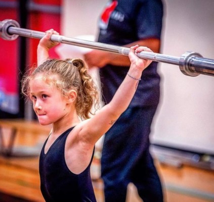 Así es la niña de siete años que se convirtió en la más fuerte del mundo al levantar 80 kg